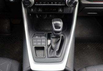 Подержанный автомобиль Toyota RAV4 2020 года (17 фото)
