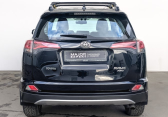 Подержанный автомобиль Toyota RAV4 2017 года (6 фото)