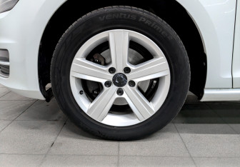 Подержанный автомобиль Volkswagen Golf Hatchback 2014 года (17 фото)