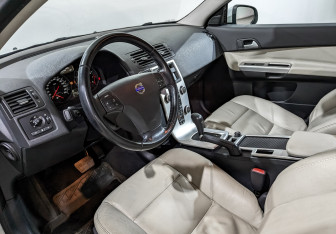 Подержанный автомобиль Volvo C30 2011 года (15 фото)