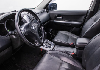 Подержанный автомобиль Suzuki Grand Vitara 2008 года (10 фото)