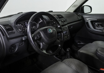 Подержанный автомобиль Skoda Fabia Hatchback 2010 года (10 фото)