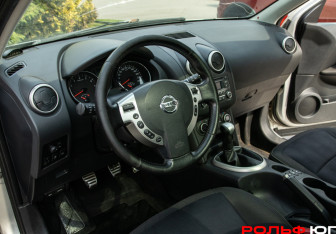 Подержанный автомобиль Nissan Qashqai 2012 года (15 фото)