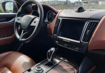 Подержанный автомобиль Maserati Levante 2016 года (9 фото)