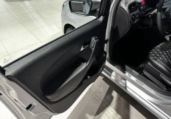 Подержанный автомобиль Volkswagen Polo Sedan 2012 года (7 фото)