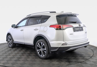 Подержанный автомобиль Toyota RAV4 2018 года (7 фото)