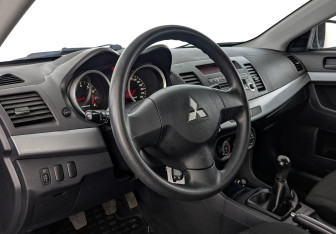 Подержанный автомобиль Mitsubishi Lancer Sedan 2011 года (15 фото)