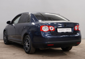 Подержанный автомобиль Volkswagen Jetta Sedan 2010 года (6 фото)