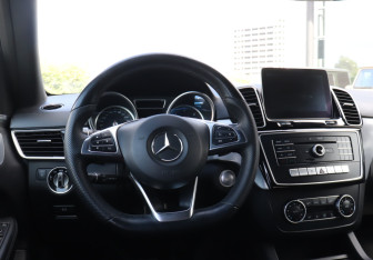 Подержанный автомобиль Mercedes-Benz GLE 2017 года (18 фото)