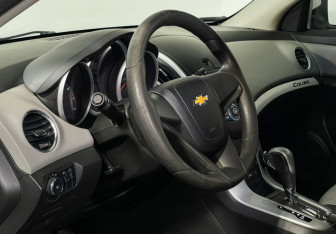 Подержанный автомобиль Chevrolet Cruze Hatchback 2014 года (13 фото)