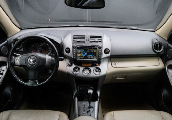 Подержанный автомобиль Toyota RAV4 2008 года (9 фото)