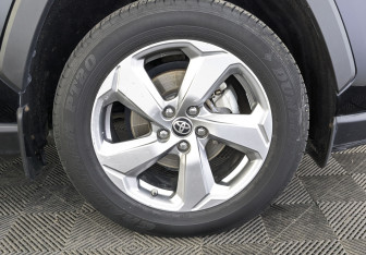 Подержанный автомобиль Toyota RAV4 2021 года (18 фото)