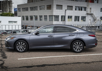 Подержанный автомобиль Lexus ES 2021 года (10 фото)