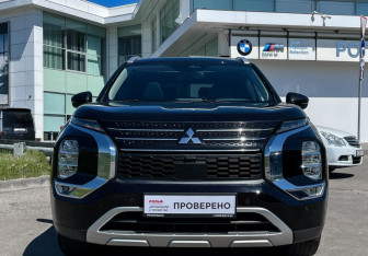 Подержанный автомобиль Mitsubishi Outlander 2023 года (2 фото)