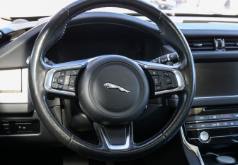 Подержанный автомобиль Jaguar XF Sedan 2018 года (17 фото)