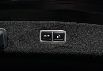 Подержанный автомобиль Genesis G90 2022 года (23 фото)