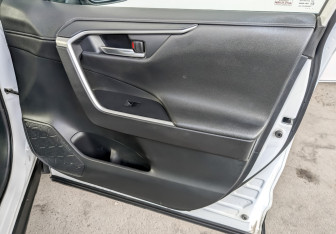 Подержанный автомобиль Toyota RAV4 2021 года (24 фото)