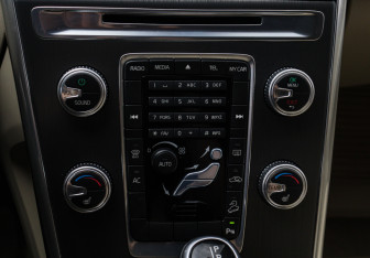 Подержанный автомобиль Volvo XC60 2015 года (17 фото)