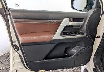 Подержанный автомобиль Toyota Land Cruiser Suv 2016 года (19 фото)