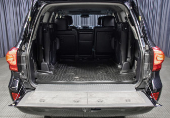 Подержанный автомобиль Toyota Land Cruiser Suv 2013 года (11 фото)