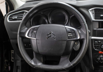 Подержанный автомобиль Citroen C4 Hatchback 2011 года (17 фото)