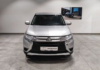 Подержанный автомобиль Mitsubishi Outlander 2017 года (2 фото)