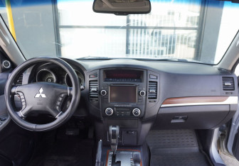Подержанный автомобиль Mitsubishi Pajero 2009 года (12 фото)