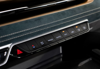 Подержанный автомобиль Geely Monjaro 2023 года (16 фото)