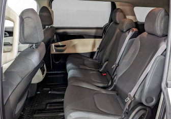 Подержанный автомобиль Kia Carnival 2021 года (12 фото)