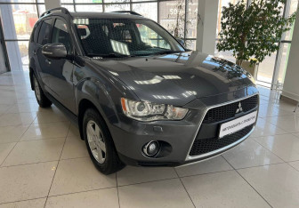 Подержанный автомобиль Mitsubishi Outlander 2012 года (3 фото)
