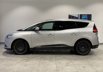 Подержанный автомобиль Renault Scenic 2017 года (8 фото)