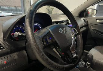 Подержанный автомобиль Hyundai Solaris Sedan 2012 года (12 фото)