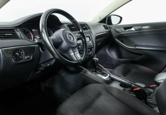 Подержанный автомобиль Volkswagen Jetta Sedan 2012 года (7 фото)