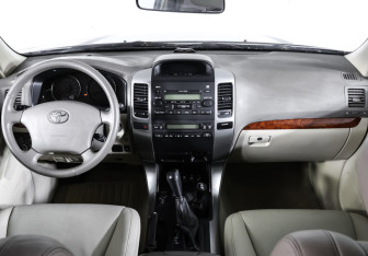 Подержанный автомобиль Toyota Land Cruiser Prado 2007 года (12 фото)