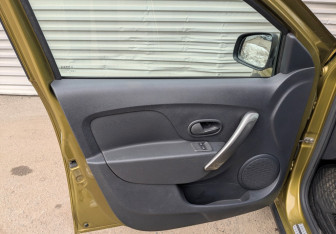 Подержанный автомобиль Renault Sandero 2017 года (18 фото)