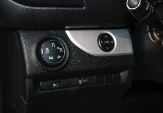 Подержанный автомобиль Peugeot Traveller 2018 года (22 фото)