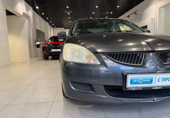Подержанный автомобиль Mitsubishi Lancer Sedan 2004 года (8 фото)