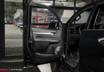 Новый Toyota Hilux 2025 (12 фото)