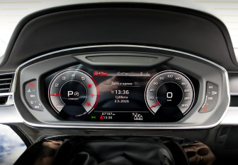 Подержанный автомобиль Audi A8 2021 года (13 фото)
