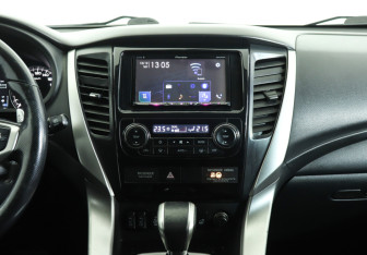 Подержанный автомобиль Mitsubishi Pajero Sport 2017 года (14 фото)