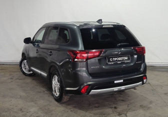 Подержанный автомобиль Mitsubishi Outlander 2018 года (6 фото)