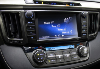 Подержанный автомобиль Toyota RAV4 2014 года (18 фото)