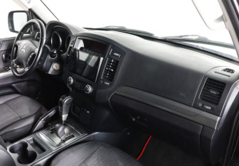 Подержанный автомобиль Mitsubishi Pajero 2012 года (8 фото)