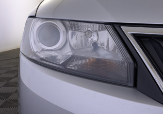Подержанный автомобиль Skoda Rapid Liftback 2015 года (11 фото)