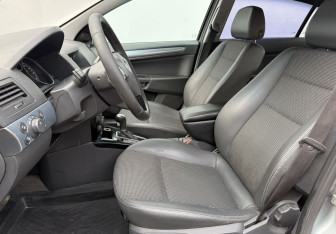 Подержанный автомобиль Opel Astra Sedan 2012 года (10 фото)