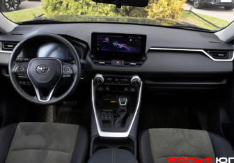 Подержанный автомобиль Toyota RAV4 2025 года (11 фото)
