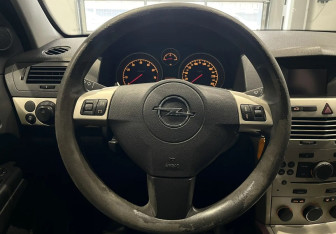 Подержанный автомобиль Opel Astra Sedan 2008 года (14 фото)