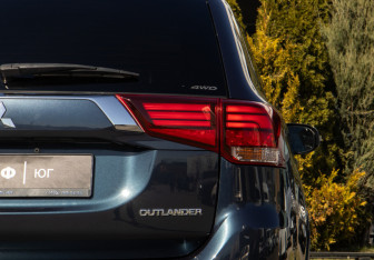 Подержанный автомобиль Mitsubishi Outlander 2018 года (23 фото)