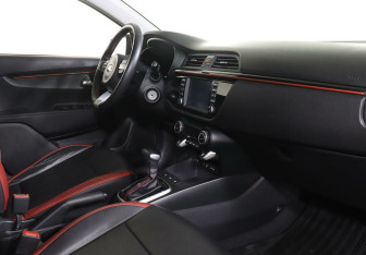 Подержанный автомобиль Kia Rio Hatchback 2020 года (8 фото)