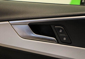 Подержанный автомобиль Audi A4 Sedan 2020 года (12 фото)